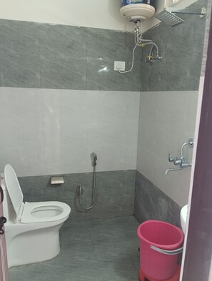 Chuveiro, ducha de hidromassagem, toalhas de banho 