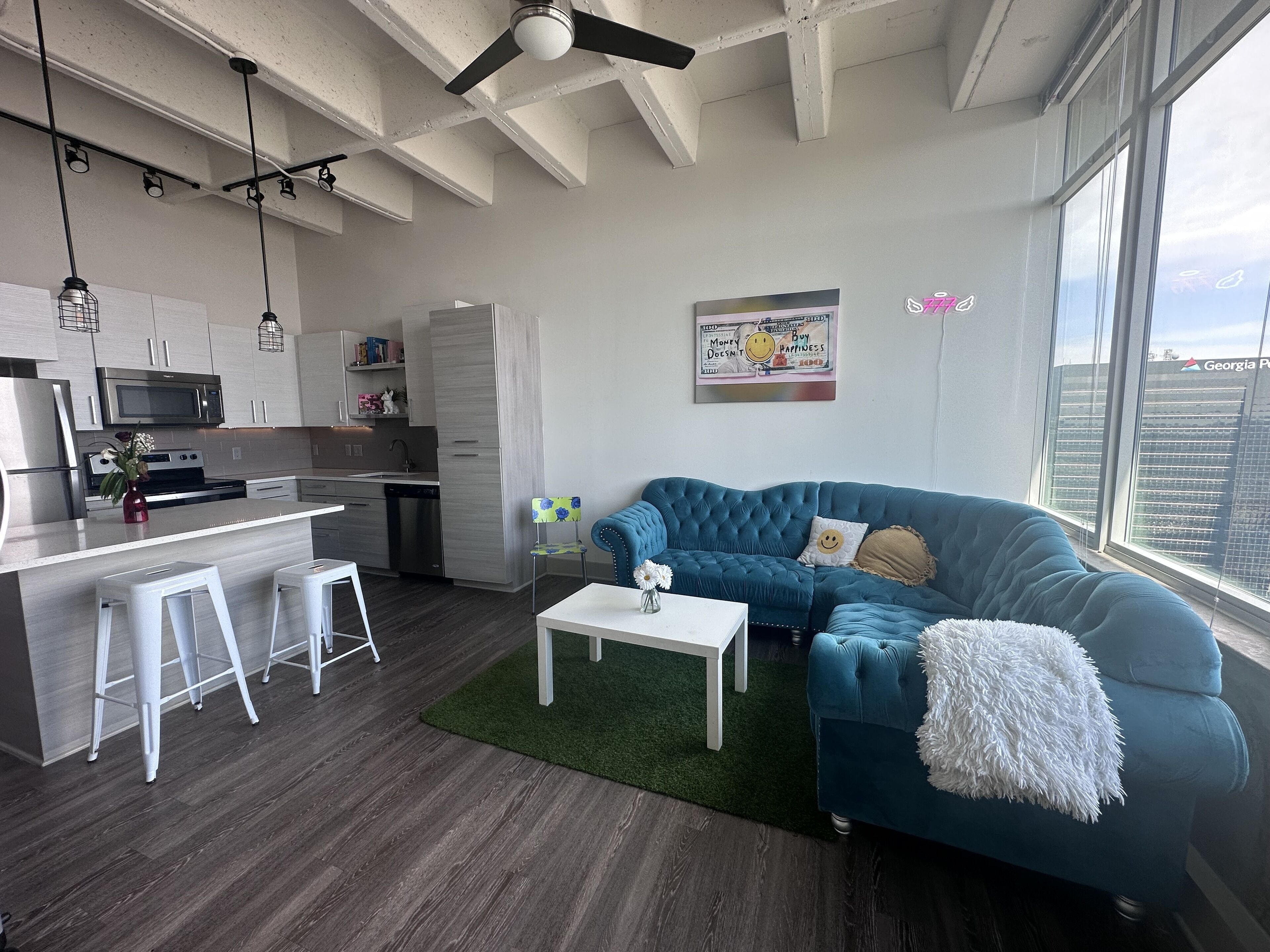 Chic Girly Luxury Condo with City View 