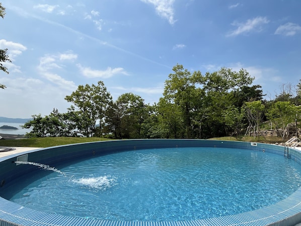 Piscine extérieure (ouverte en saison)