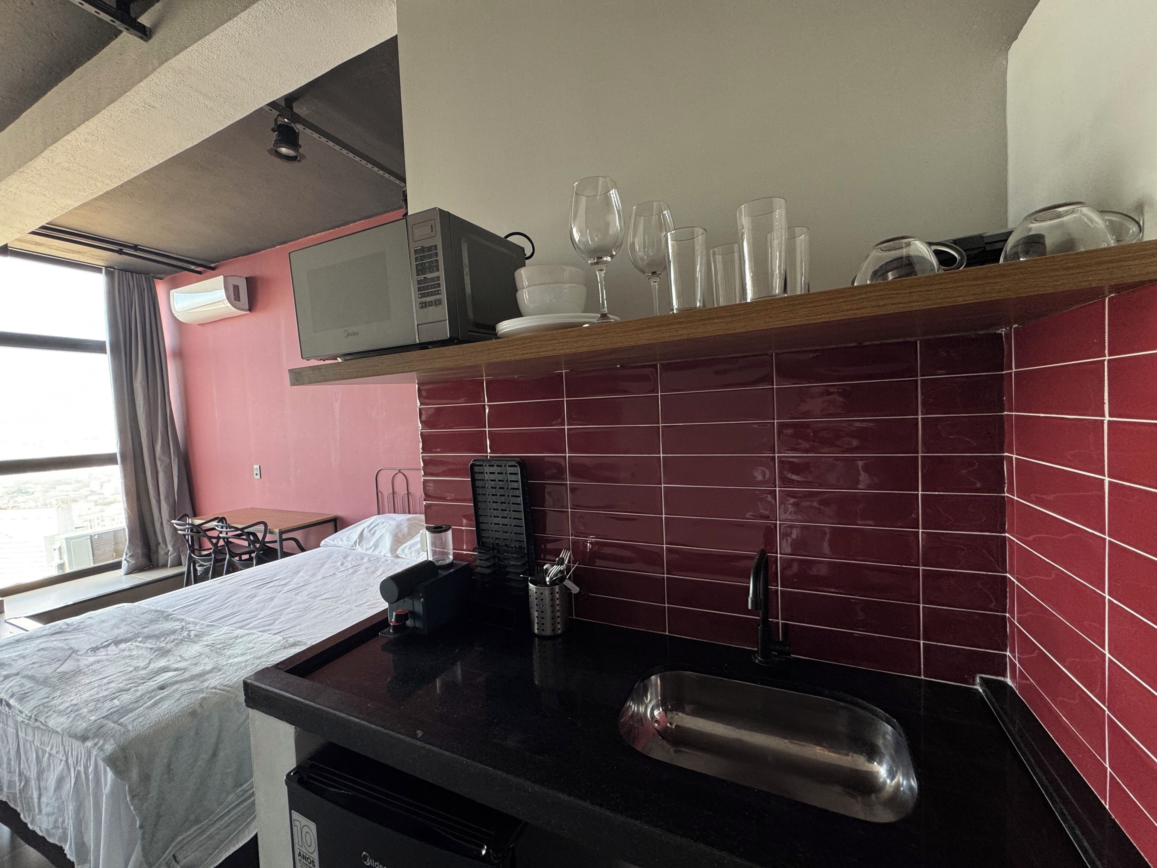 Kamar Deluks, pemandangan kota | Dapur pribadi | Microwave dan peralatan masak/sendok-piring