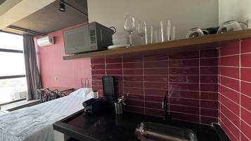 Kamar Deluks, pemandangan kota | Dapur pribadi | Microwave dan peralatan masak/sendok-piring