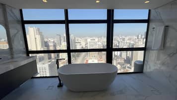 Luxury Room | Bathroom