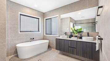 Secador de pelo, toallas, jabón, shampoo