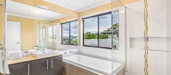 Unique&Modern 4BR House for Your Getaway @Stretton