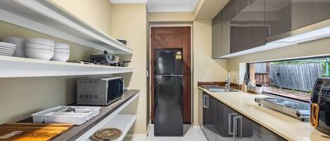 Fridge, microwave, stovetop, dishwasher