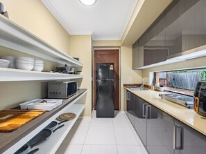 Réfrigérateur, micro-ondes, plaque de cuisson, lave-vaisselle