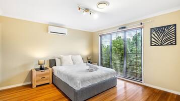 3 habitaciones, escritorio, tabla de planchar con plancha y wifi gratis