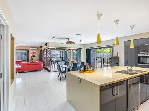 Stylish 6BR Family-friendly House @ Stretton