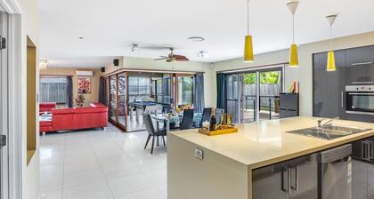 Stylish 6BR Family-friendly House @ Stretton