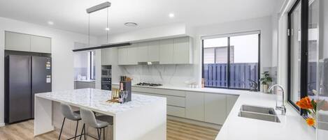 ثلاجة، ميكروويف، فرن، موقد طهي مسطح