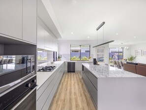 Køleskab, mikrobølgeovn, ovn, kogeplade