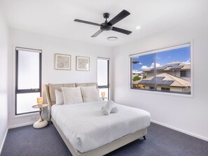 4 bedrooms, desk, iron/ironing board, free WiFi