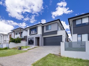 Exterior - Modern Elegance: Spacious 5BR Retreat in Rochedale (Rochedale)