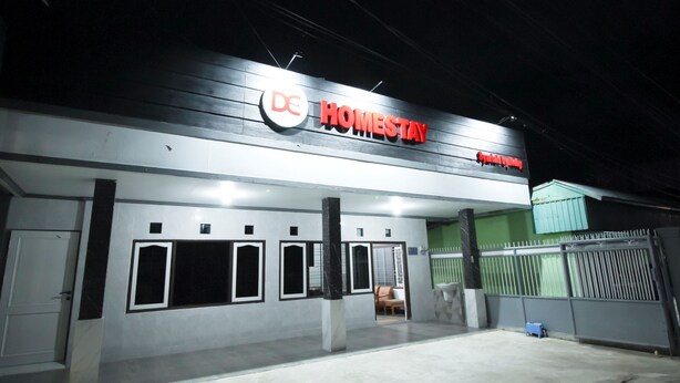 A building with a sign that reads "HOMESTAY" and "Capital by Homestay". - DE HOMESTAY BANJARMASIN (Banjarmasin)