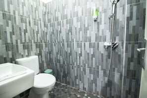 Superior Room | Bathroom | Shower, rainfall showerhead, free toiletries, soap - DE HOMESTAY BANJARMASIN (Banjarmasin)