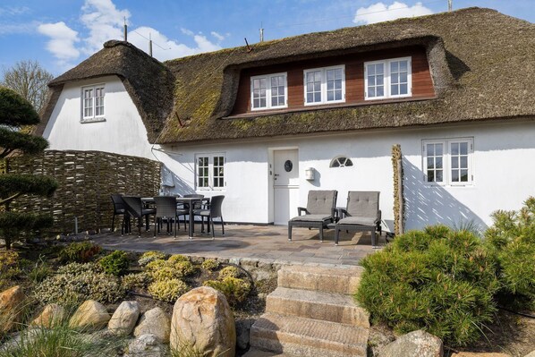 Unclassified image, 1 of 34, button