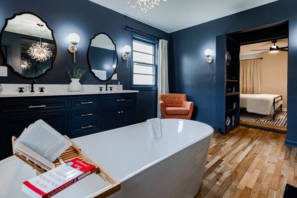 2 bedrooms, desk, iron/ironing board, free WiFi - Par From Home - Hidden Door Haven (Augusta)