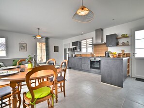 Kylskåp, mikrovågsugn, ugn och diskmaskin