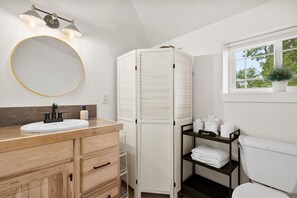 Hair dryer, towels - Sunny Old Bend Downtown Pet Free St Helens Cottage Walk Everywhere! (Bend)