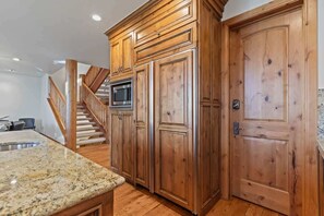 Interior - Abode at Wasatch Hollow, private hot tub, sound system, retreat (Park City)