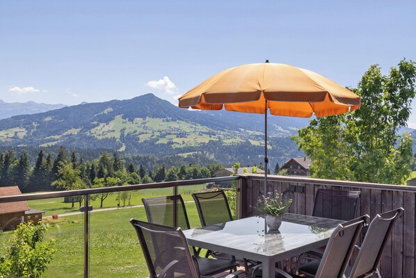 Outdoor dining - Apartment 'Böhler' with Mountain View, Wi-Fi and Air Conditioning (Doren)