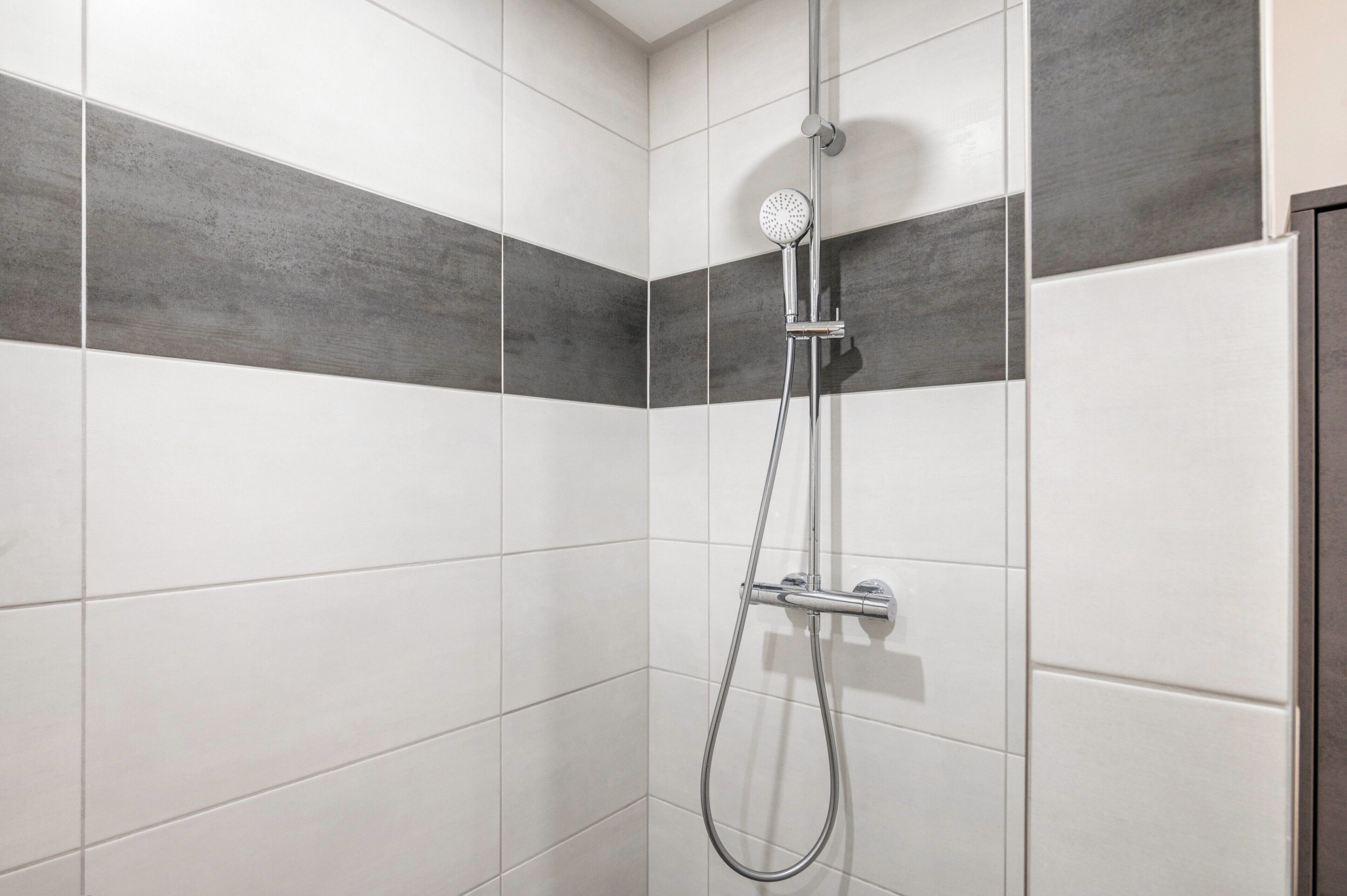 Douche, sèche-cheveux, serviettes fournies