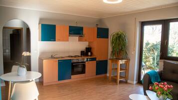 Frigorífico, microondas, horno y placa de cocina