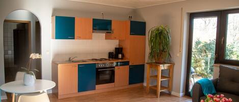 Kühlschrank, Mikrowelle, Ofen, Herdplatte