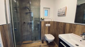Een douche, een haardroger, handdoeken