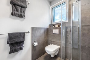 Een douche, een haardroger, handdoeken