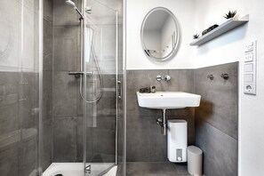 Regadera, secadora de cabello, toallas 