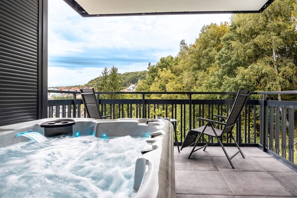 Outdoor spa tub - Holiday Apartment "Egge Resort 7g" with Balcony, Whirlpool and Sauna (Altenbeken)