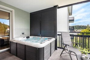 Outdoor spa tub - Holiday Apartment "Egge Resort 7g" with Balcony, Whirlpool and Sauna (Altenbeken)