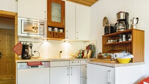 Frigorífico, microondas, placa de cocina y lavavajillas