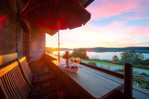 Property grounds - Apartment 'Ferienwohnung Weitblick' with Lake View, Shared Garden and Wi-Fi (Bad Endorf)