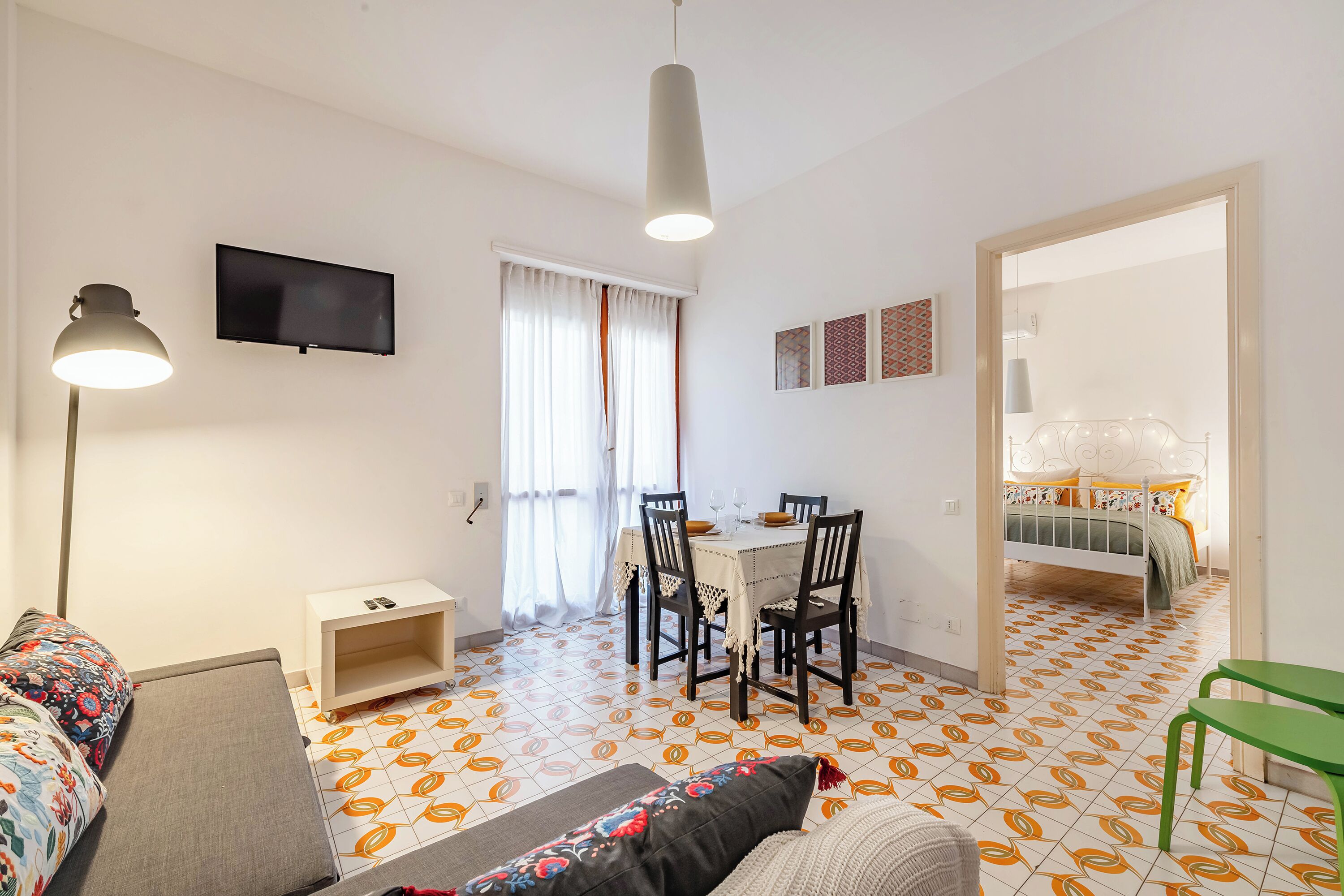 En 21-tommers Flatskjerm-TV med kabel-kanaler