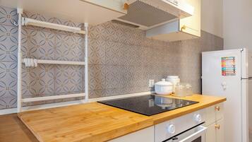 Refrigerador, horno, placa de cocina, cafetera/tetera