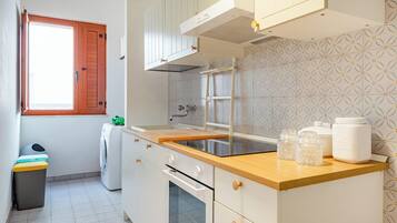 Kühlschrank, Ofen, Herdplatte, Wasserkocher mit Kaffee-/Teezubehör