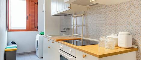 Kühlschrank, Ofen, Herdplatte, Wasserkocher mit Kaffee-/Teezubehör