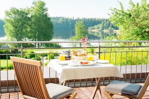 Outdoor dining - Studio Apartment "See-Lodge" with Lake View, Private Terrace & Wi-Fi (Bad Endorf)