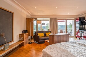 Free WiFi, bed sheets - Studio Apartment "See-Lodge" with Lake View, Private Terrace & Wi-Fi (Bad Endorf)