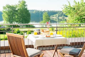 Outdoor dining - Studio Apartment "See-Lodge" with Lake View, Private Terrace & Wi-Fi (Bad Endorf)