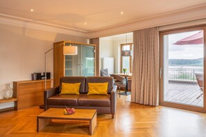 TV, stereo - Studio Apartment "See-Lodge" with Lake View, Private Terrace & Wi-Fi (Bad Endorf)