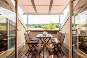 Outdoor dining - Apartment "Loft 7" with Lake View, Shared Garden & Wi-Fi (Bad Endorf)