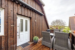 Outdoor dining - Holiday Apartment Oertzheide with Private Garden, Balcony and Wi-Fi (Südheide)