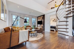 TV - Holiday Apartment Oertzheide with Private Garden, Balcony and Wi-Fi (Südheide)