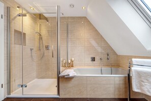 Shower, free toiletries, hair dryer, towels - Holiday Apartment Oertzheide with Private Garden, Balcony and Wi-Fi (Südheide)