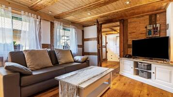 TV, fireplace, stereo