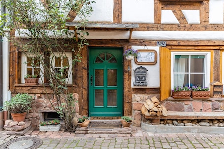 Exterior detail. Holiday Home 'Schwarzwaldstübchen' with Private Terrace, Wi-Fi and Air Conditioning