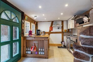 Fridge, microwave, oven, stovetop - Holiday Home 'Schwarzwaldstübchen' with Private Terrace, Wi-Fi and Air Conditioning (Ettenheim)